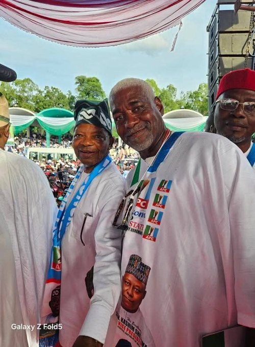 Nigerians react to Billionaire business magnate Arthur Eze wearing Jagaban cap at an event