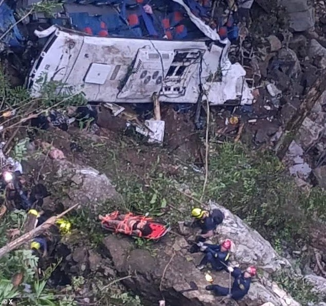 School bus accident in Colombia k!lls 17, injures 20 (video)