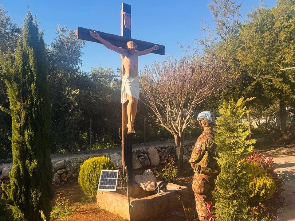 Italian peacekeepers replace Jesus statue vandalized by Israeli soldiers