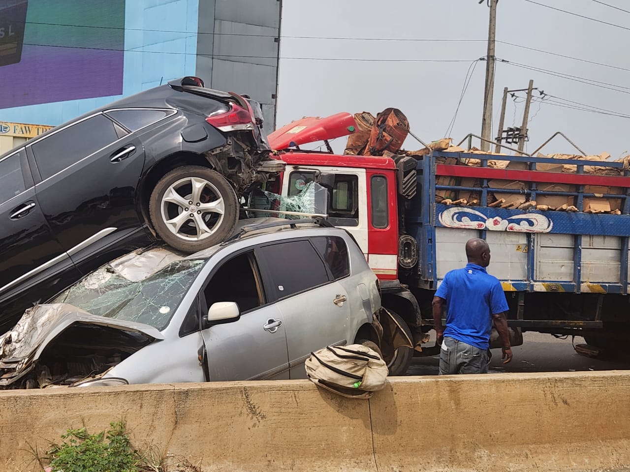 Tomato truck crashes into vehicles after losing control on Otedola bridge