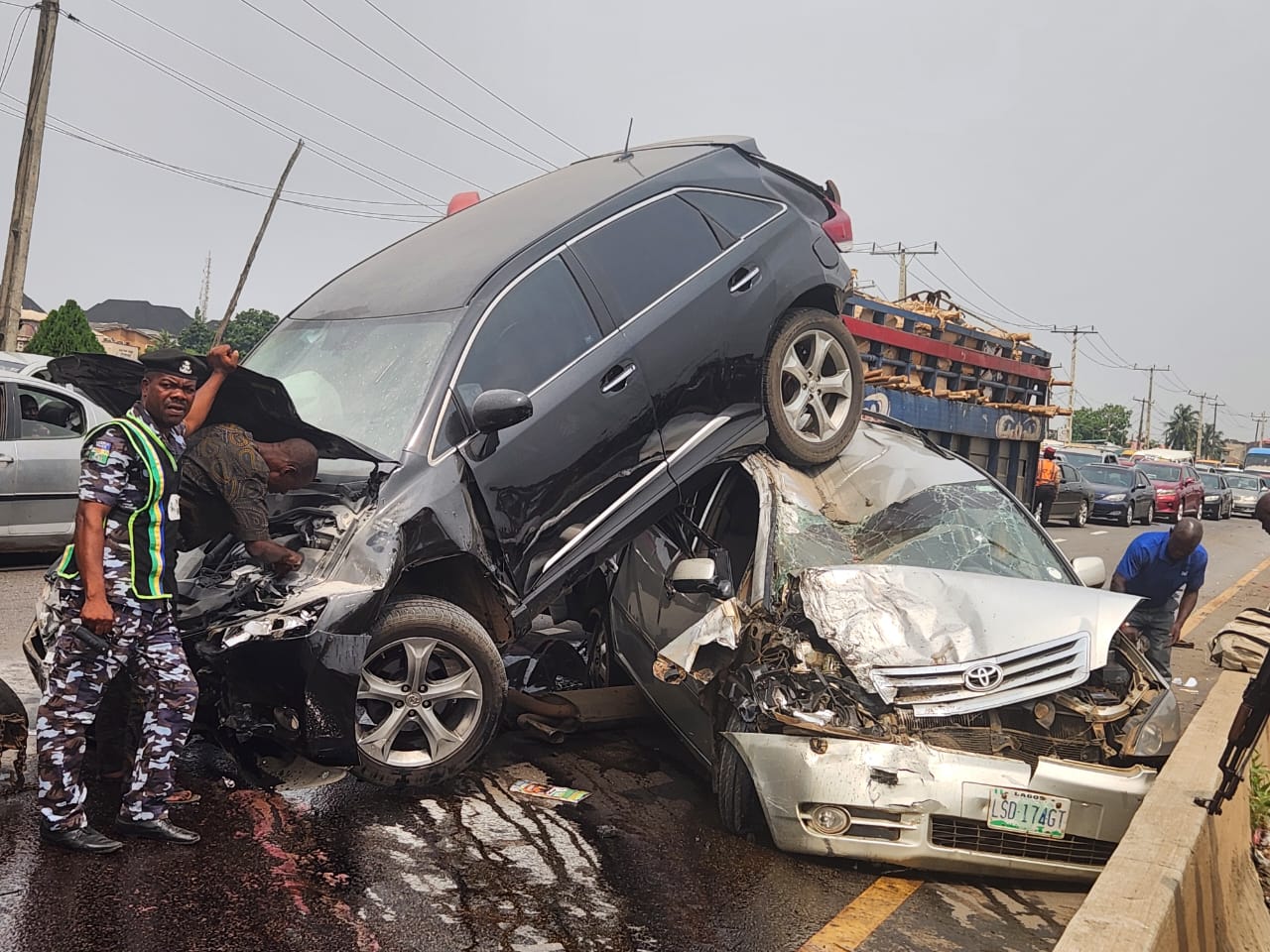 Tomato truck crashes into vehicles after losing control on Otedola bridge