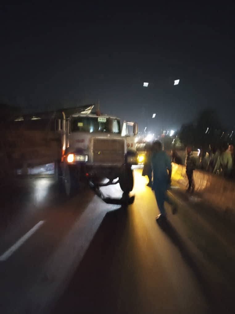 Truck overturns on Otedola Bridge, causing accident and gridlock