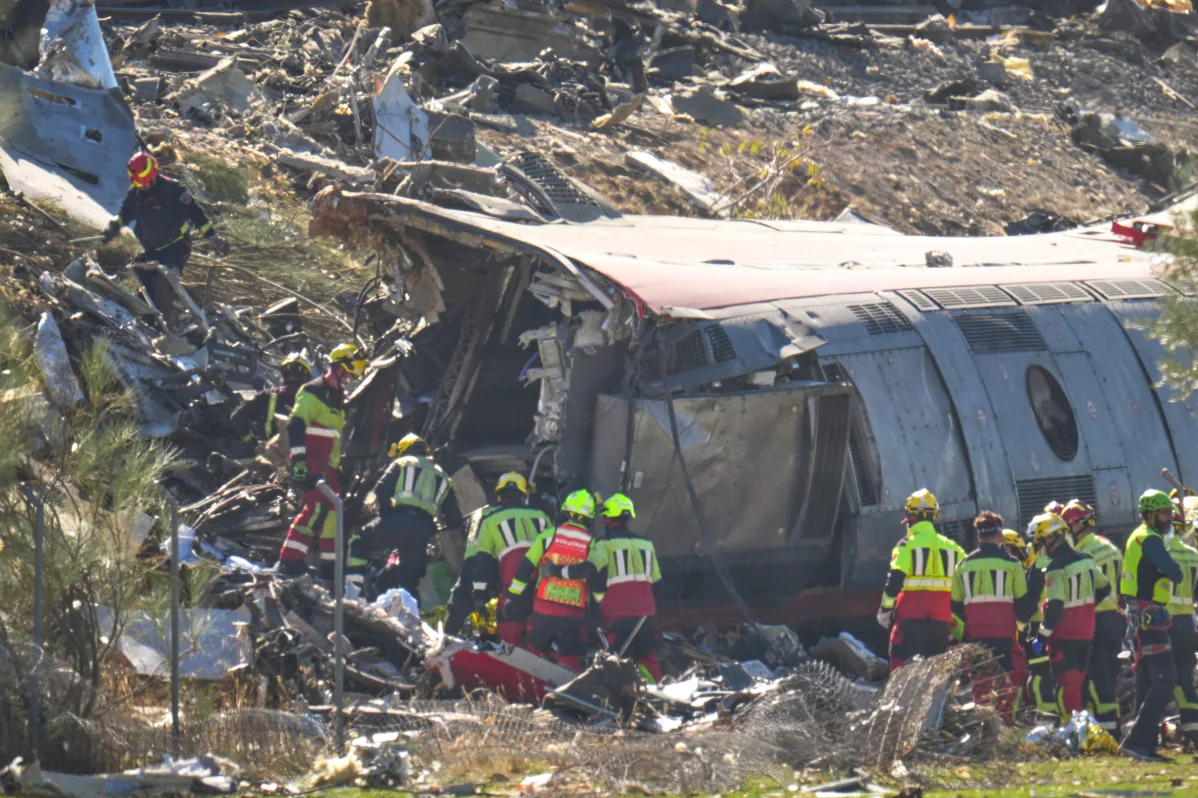 At Least 64 d3ad in high-speed train crash in central Spain (video)