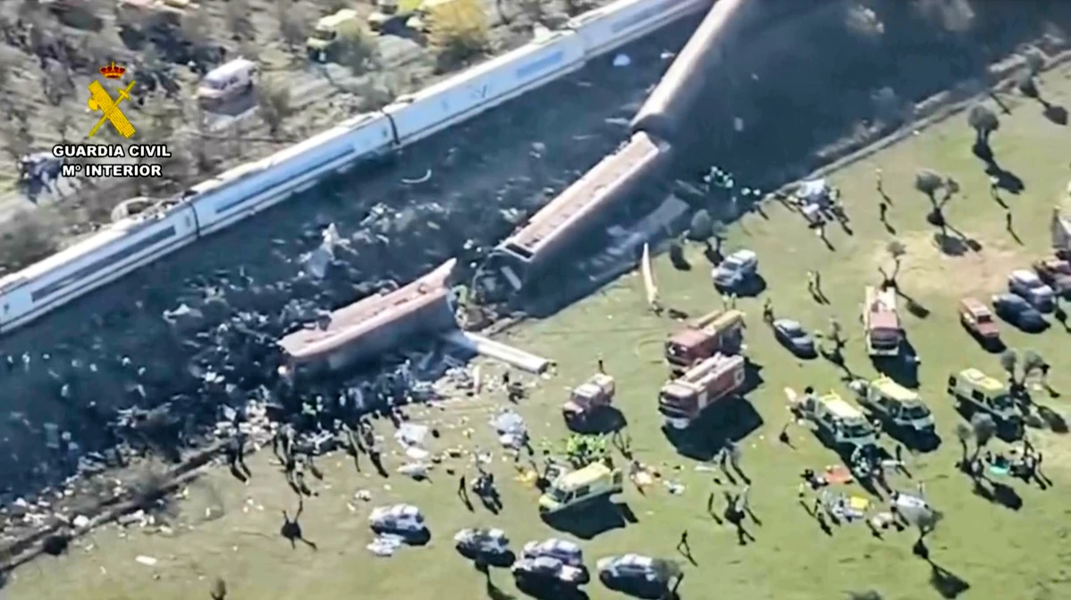 At Least 64 d3ad in high-speed train crash in central Spain (video)