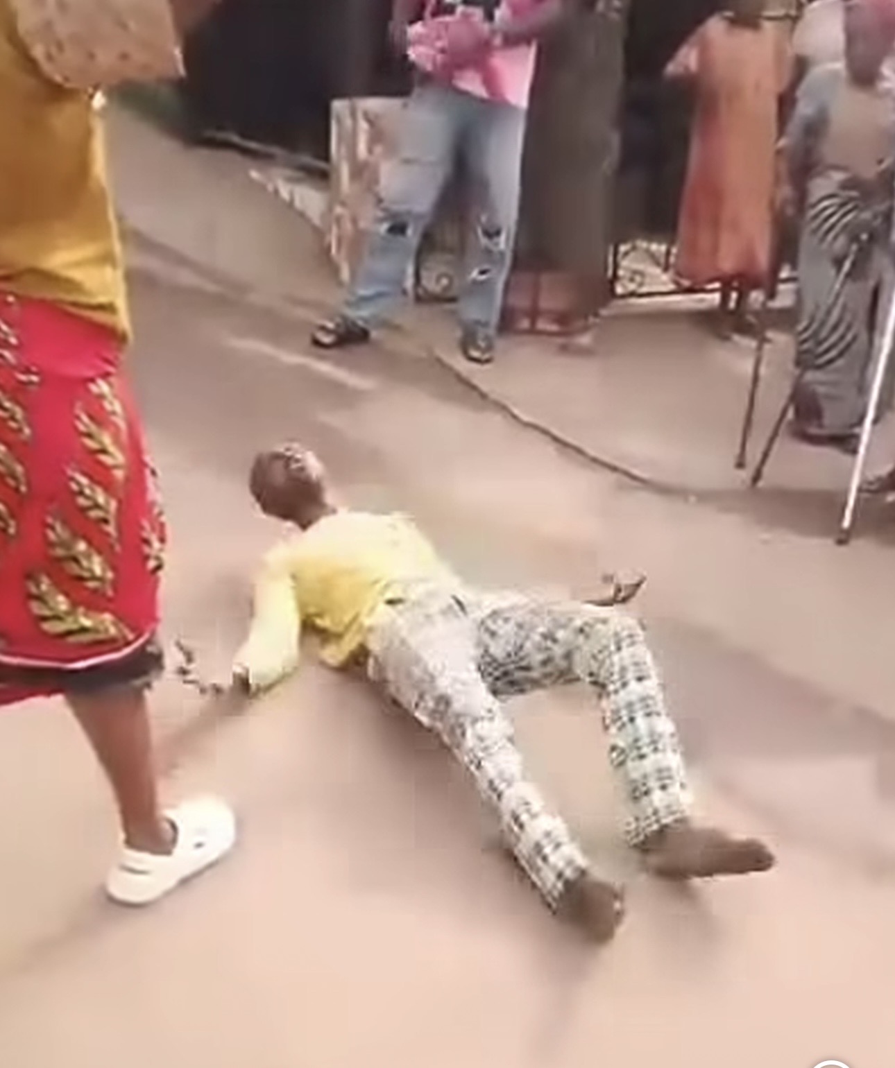 Umuada fl0.gs man for assaulting his aged parents in Abia community