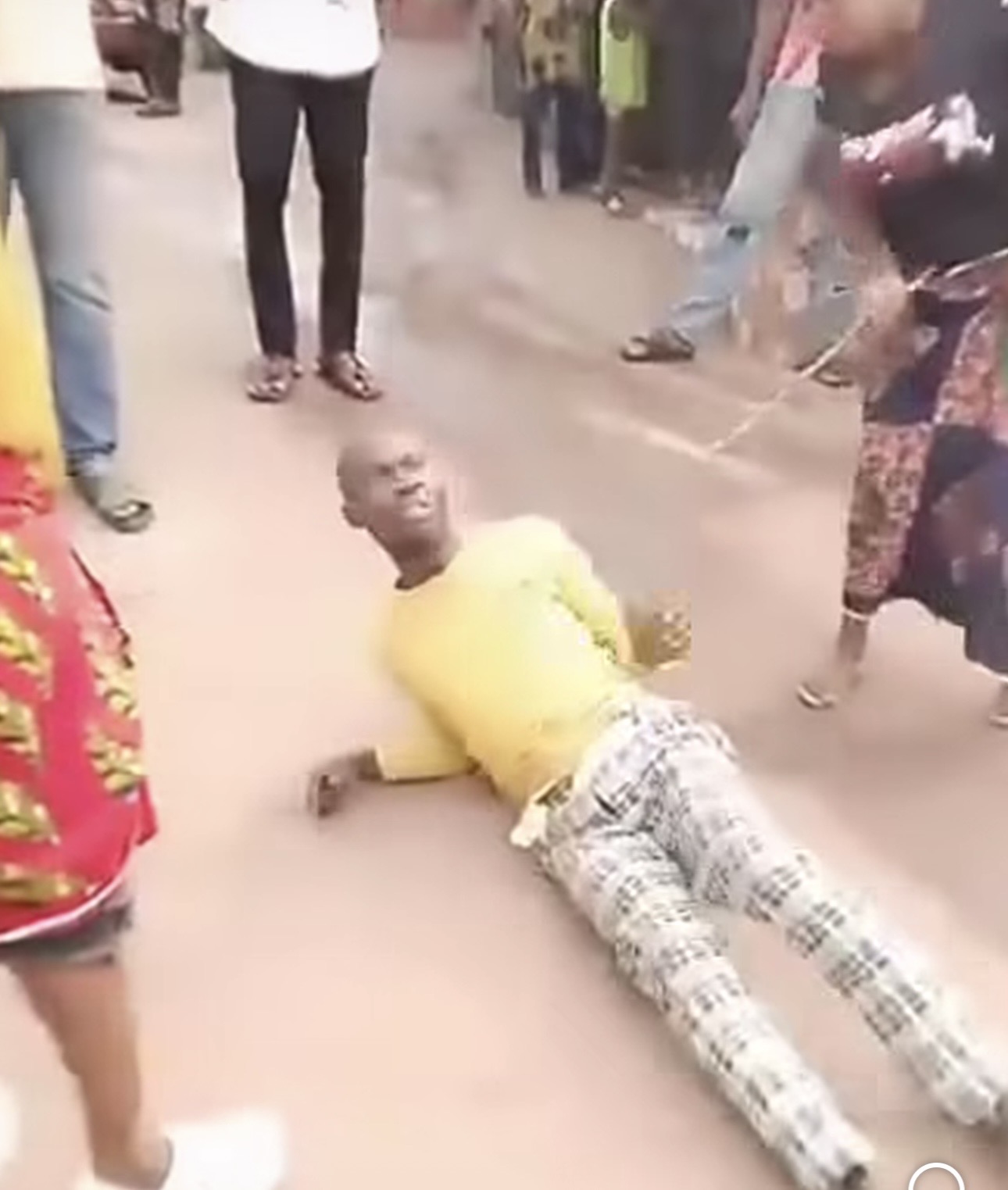 Umuada fl0.gs man for assaulting his aged parents in Abia community