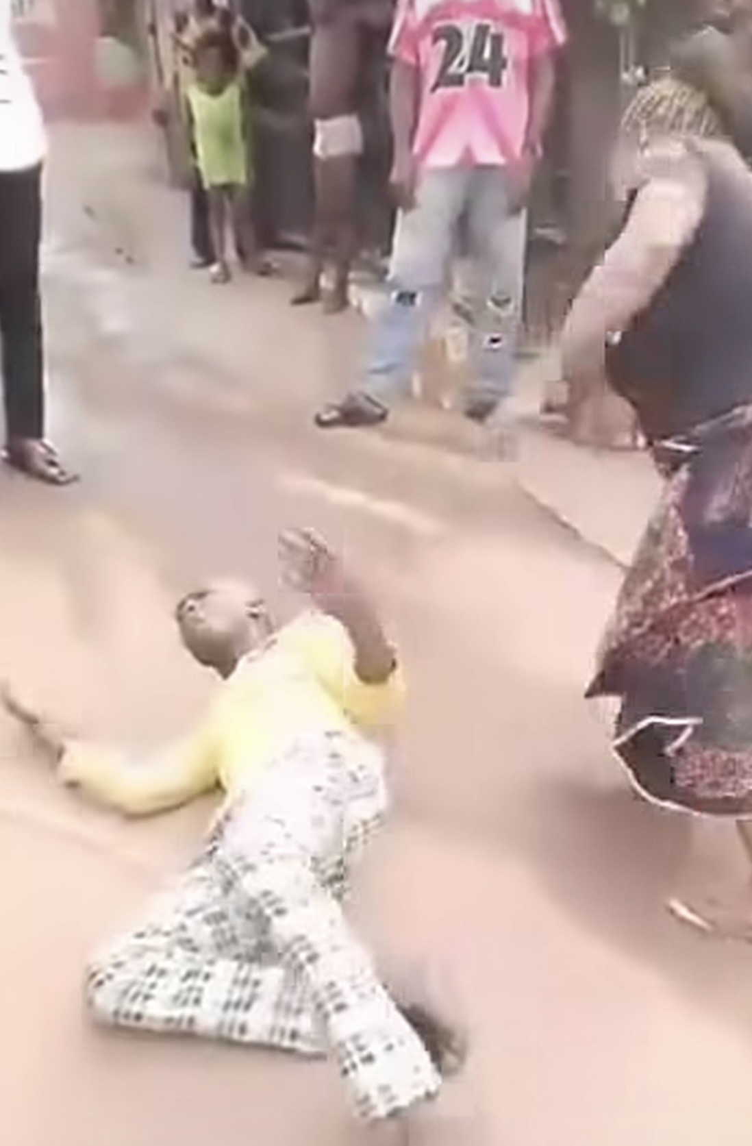 Umuada fl0.gs man for assaulting his aged parents in Abia community