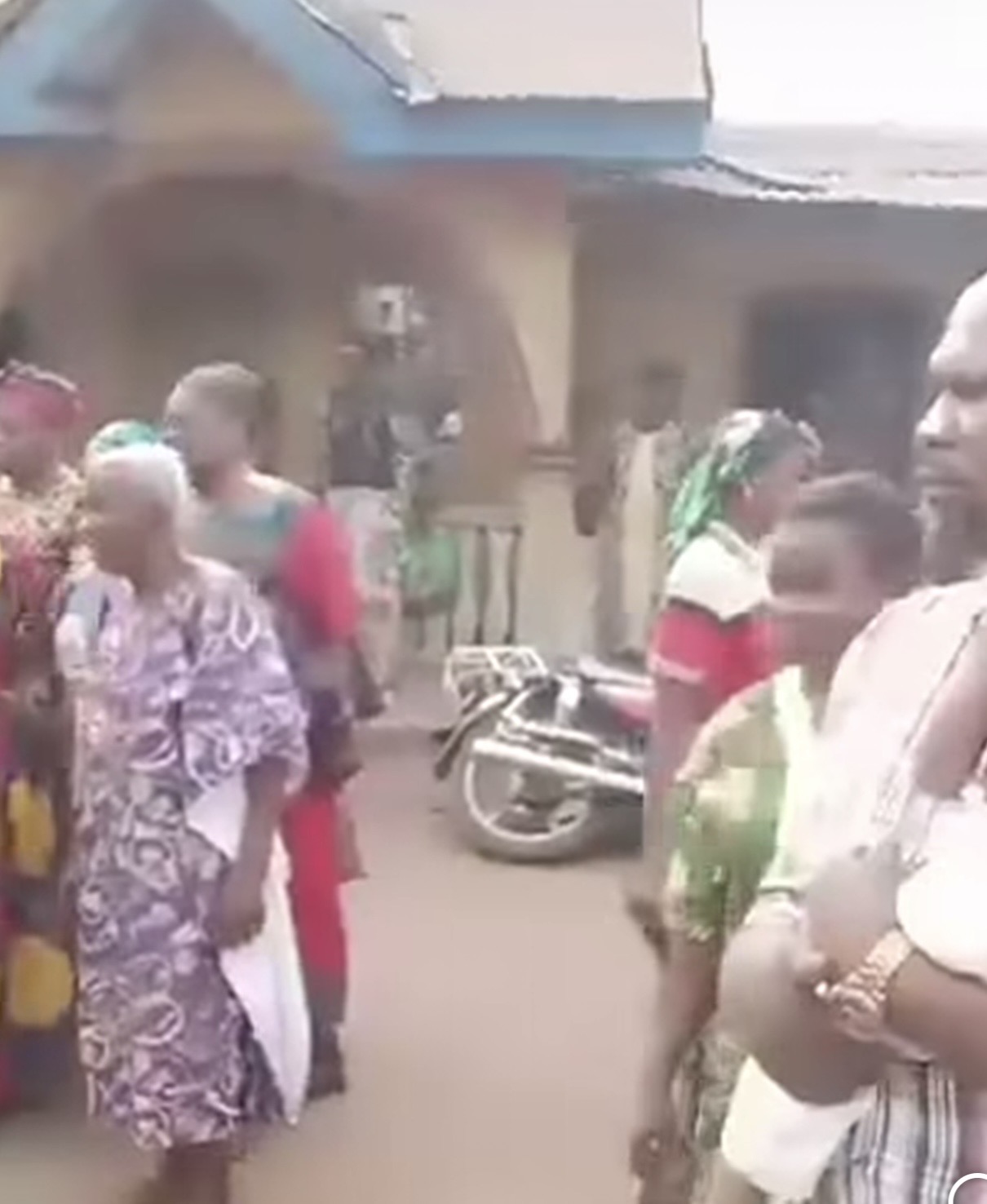 Umuada fl0.gs man for assaulting his aged parents in Abia community