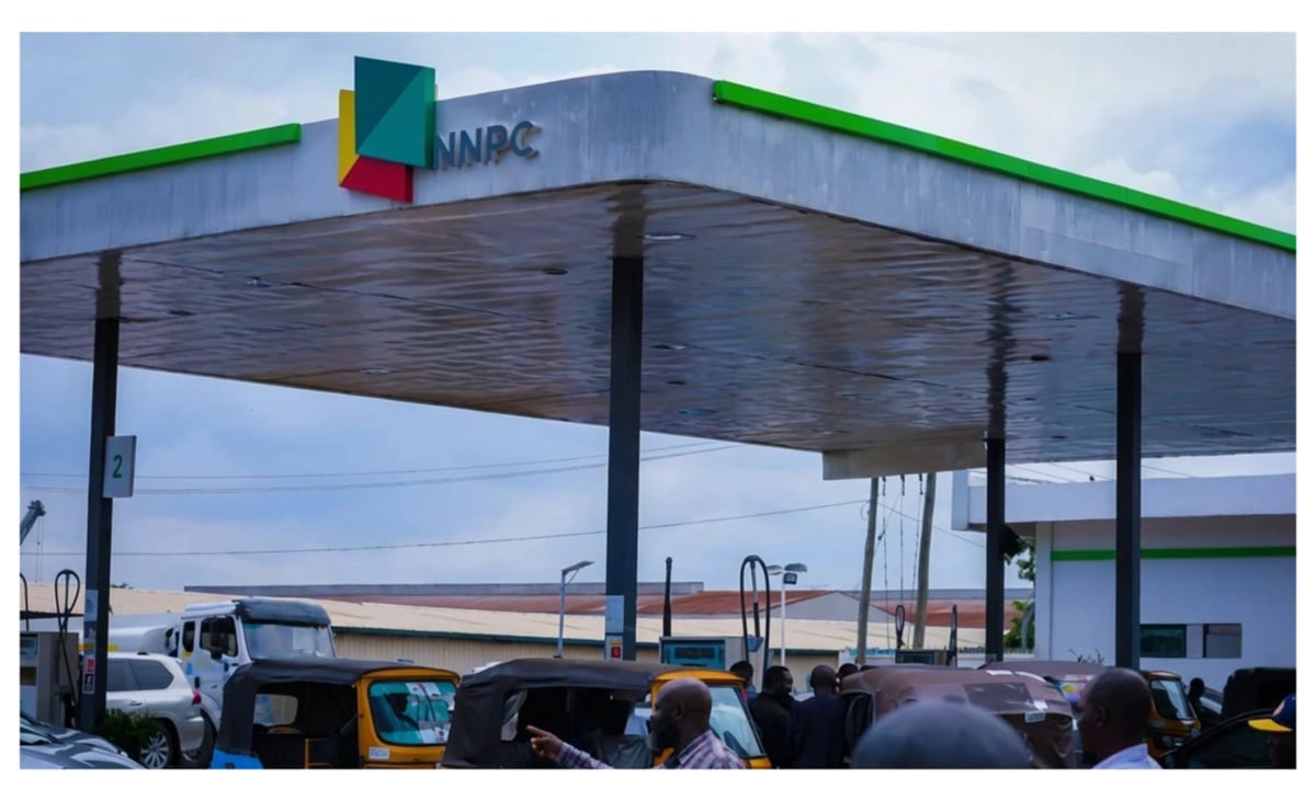 NNPCL filling stations reduce fuel price after Dangote Refinery cut