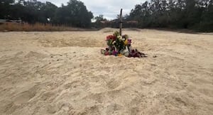 Teen best friends di� in Florida after being buried alive when sand hole they dug collapsed