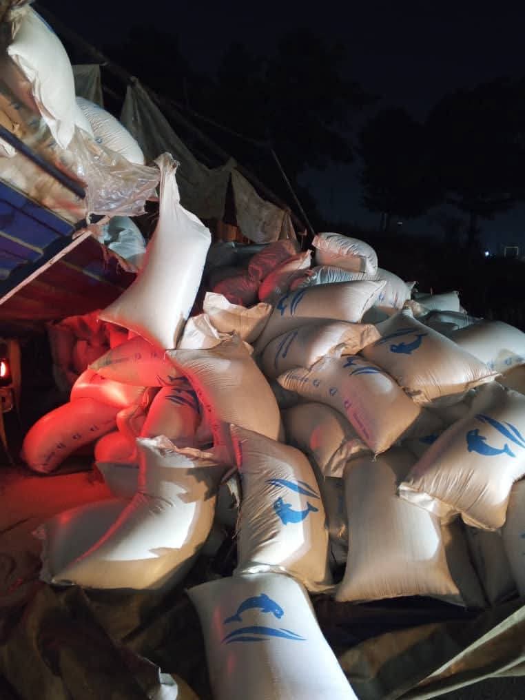 Truck overturns on Otedola Bridge, causing accident and gridlock