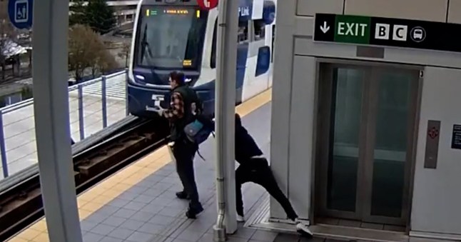 Man lurks behind commuter before âpushing him towards moving trainâ (video)