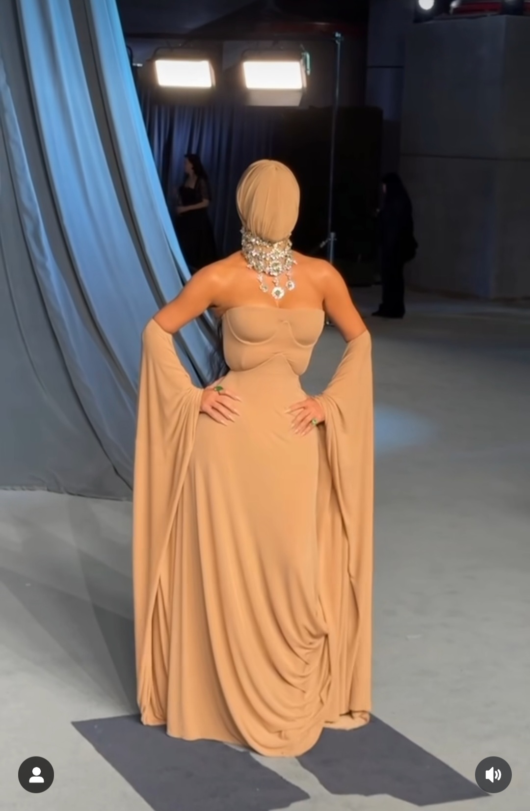 Kim Kardashian had to be guided as she attended Academy Gala in full face covering (video)