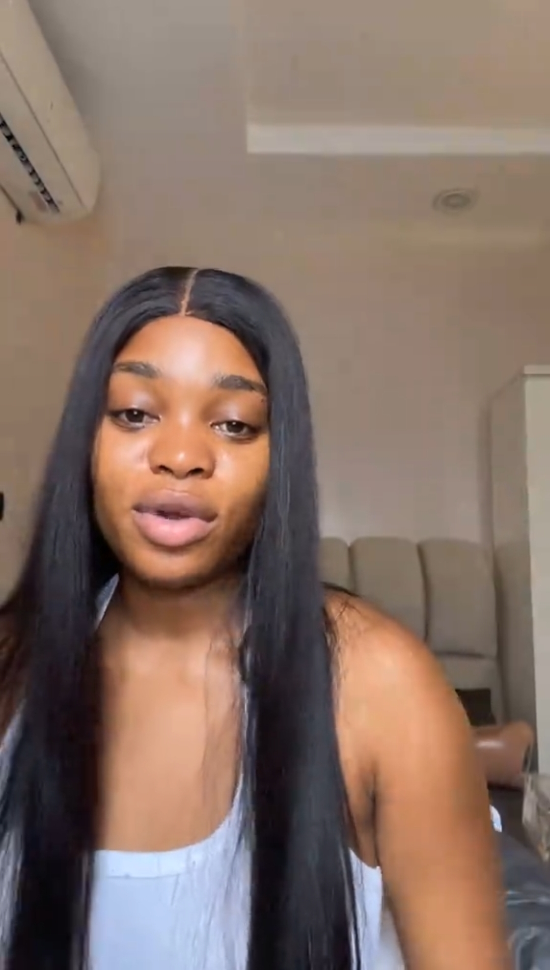 Lady narrates how man gave her a lift, collected her phone under the guise of saving his number and drove off with it