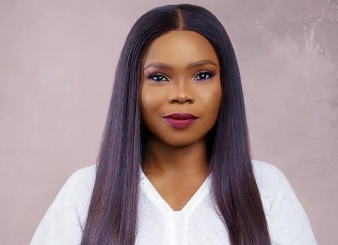 "Go to the club and record, you don't know how to respect God" — Gospel singer Victoria Orenze scolds worshippers using phones during worship session
