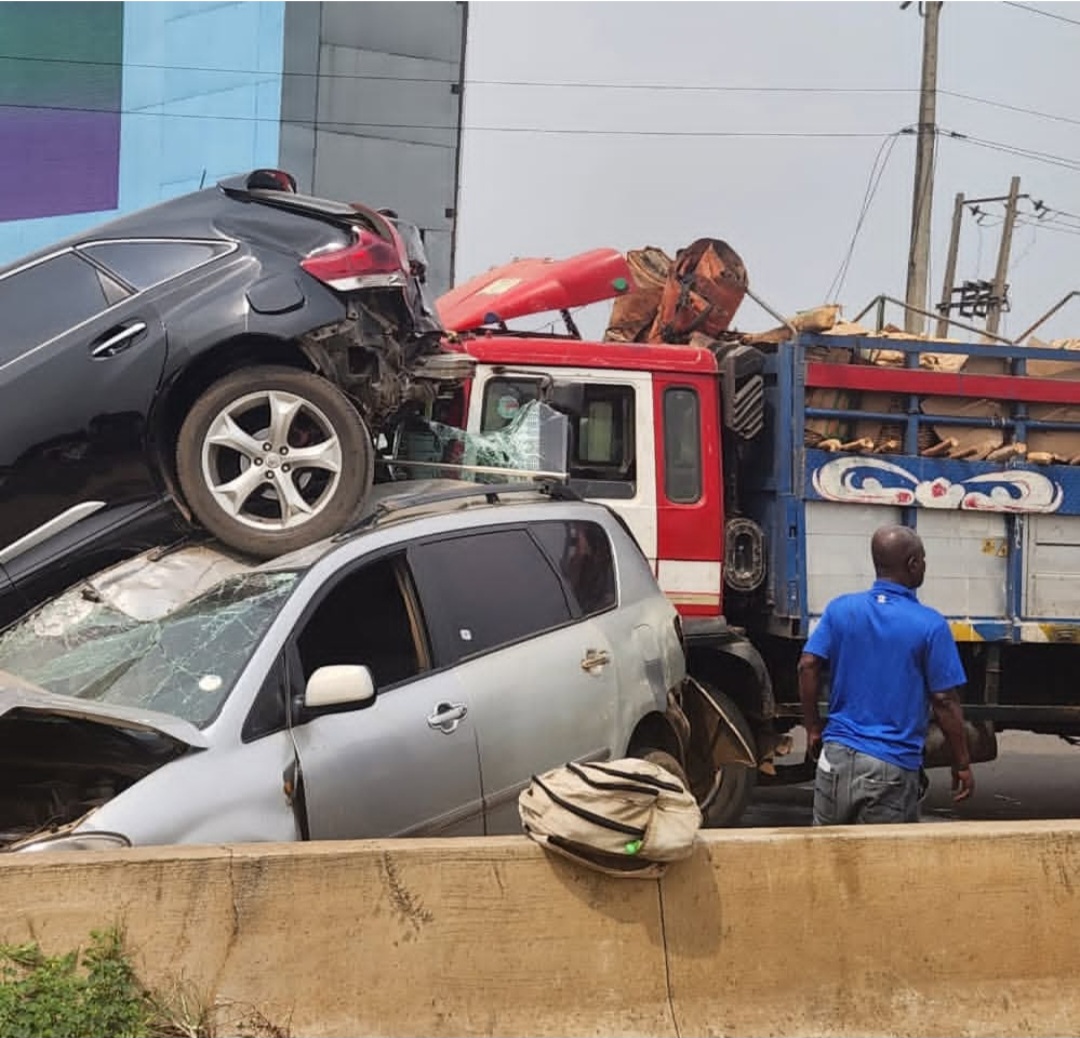Tomato truck crashes into vehicles after losing control on Otedola bridge