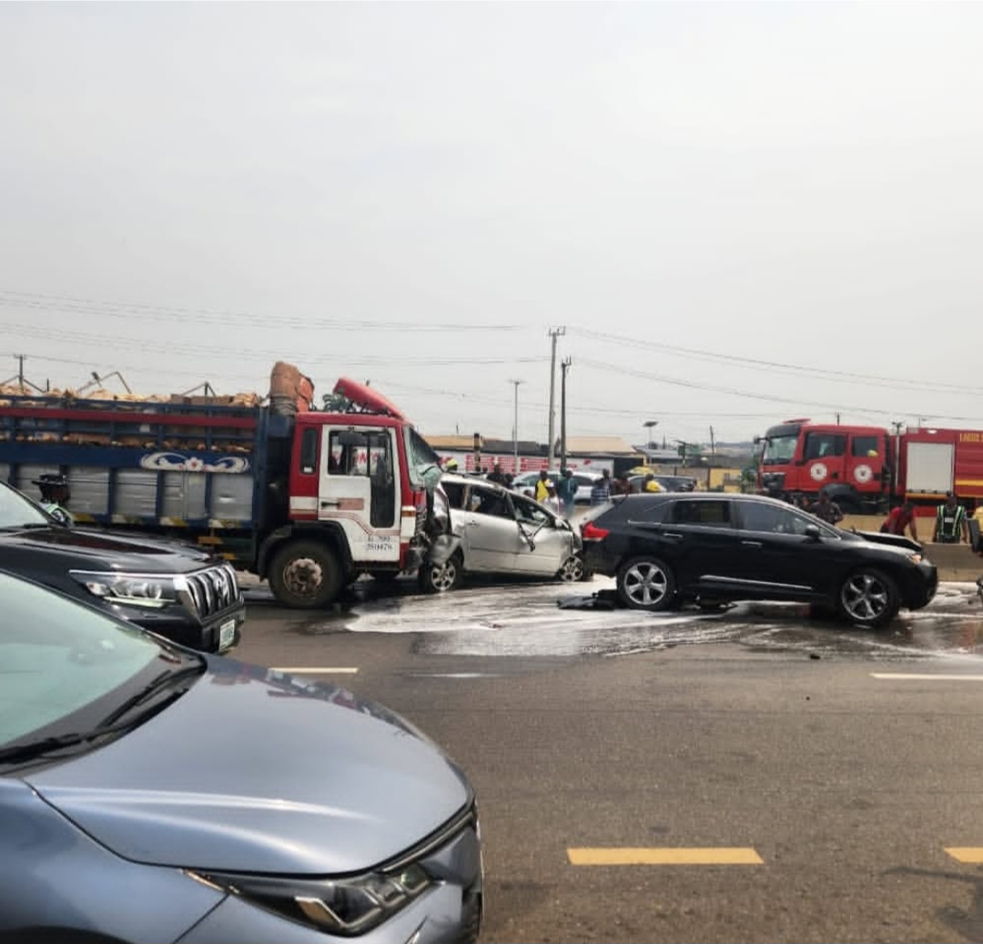 Tomato truck crashes into vehicles after losing control on Otedola bridge