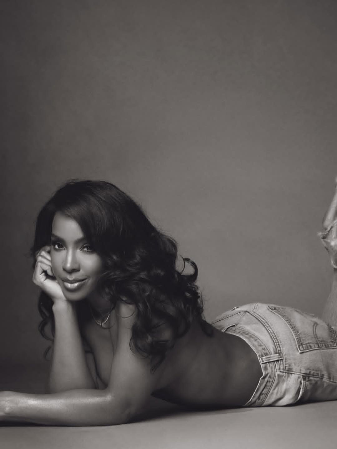 Kelly Rowland marks 45th birthday with t0pless photos