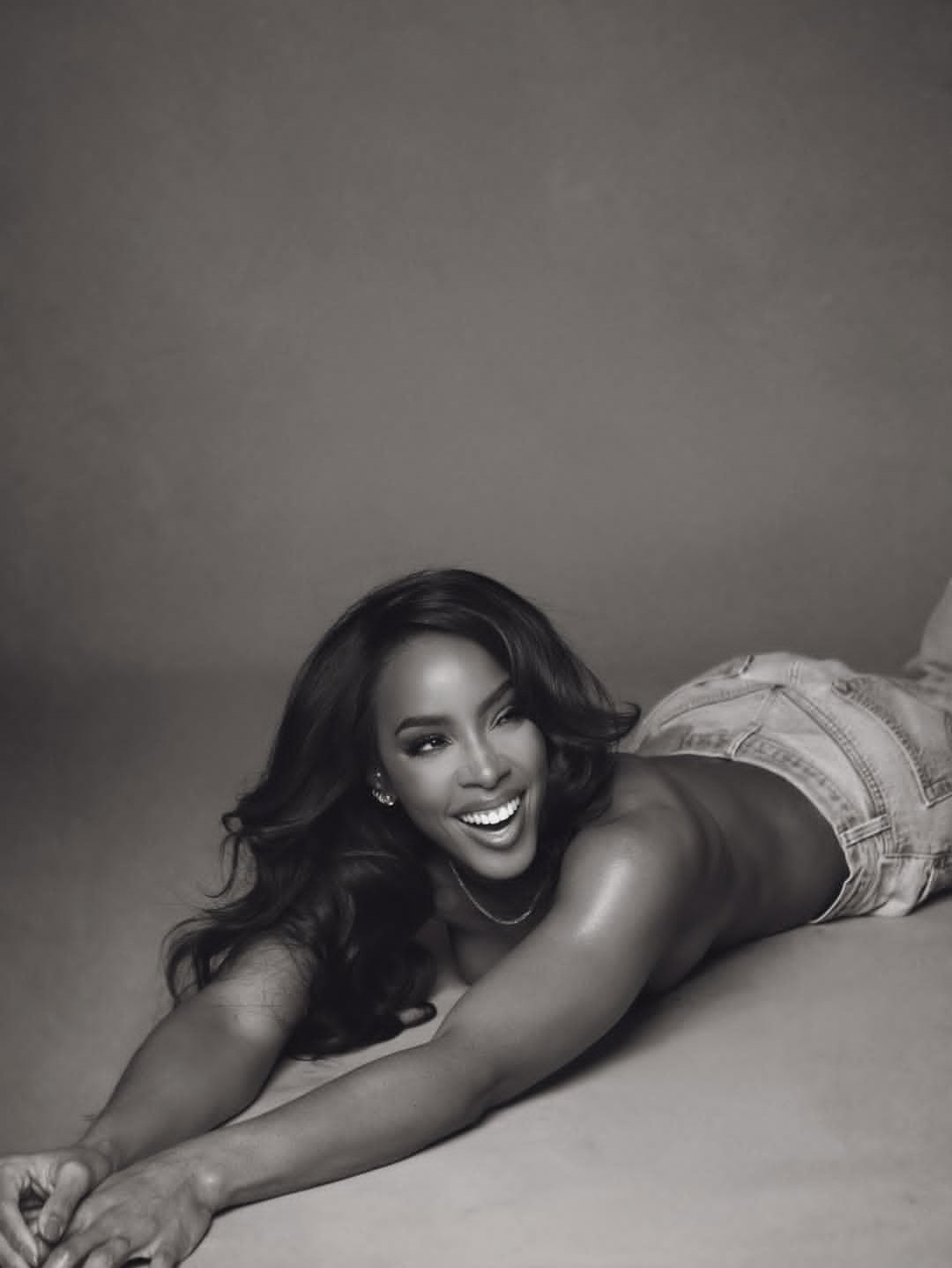 Kelly Rowland marks 45th birthday with t0pless photos