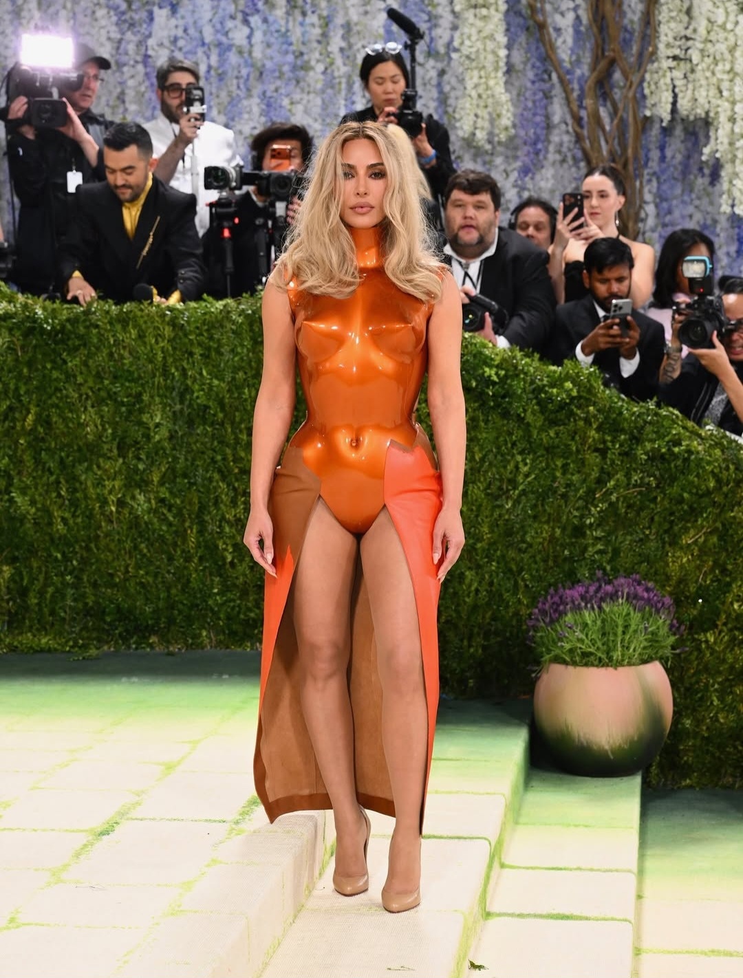 Kim Kardashian attends 2026 Met Gala in custom-molded breastplate that was finished in an auto body shop (photos/video)