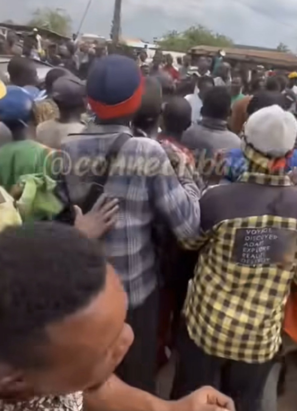 Police rescue US-based doctor after his car was burnt and he was almost lynched by mob who falsely accused him of kidnap (video)
