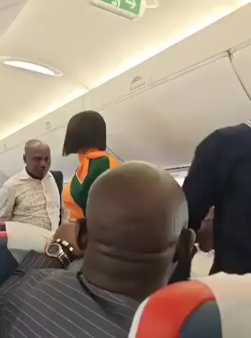 Video of suspected thief being led out of Abuja-bound plane after he allegedly stole N290k from a white man's luggage
