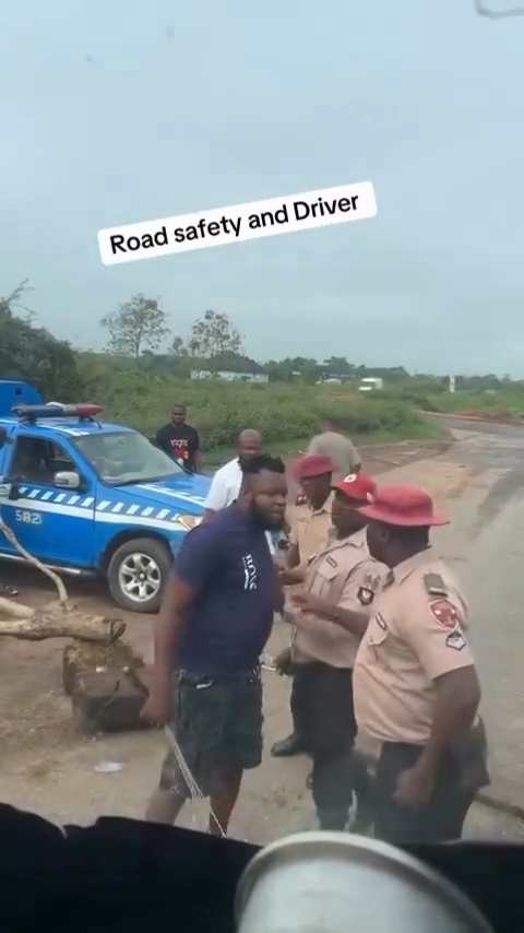 Driver filmed fl0gging FRSC officer during traffic stop (video)