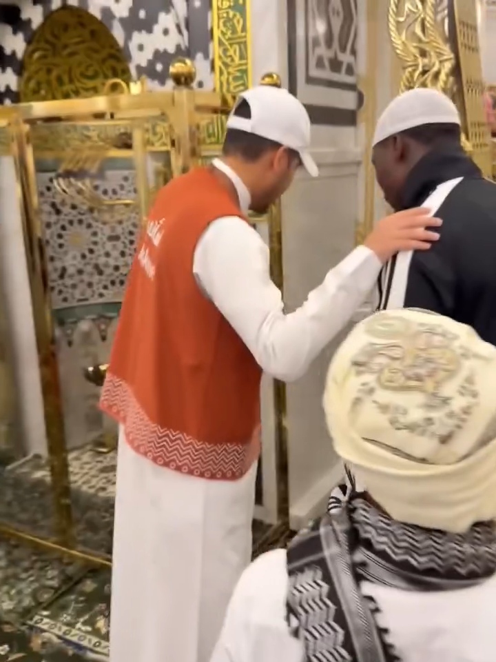 Asake allowed to pray at a special spot linked to Prophet Mohammed in the Holy Mosque in Medinah (video)
