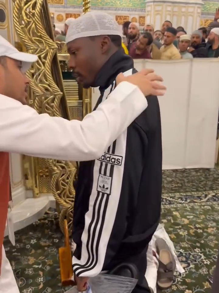 Asake allowed to pray at a special spot linked to Prophet Mohammed in the Holy Mosque in Medinah (video)