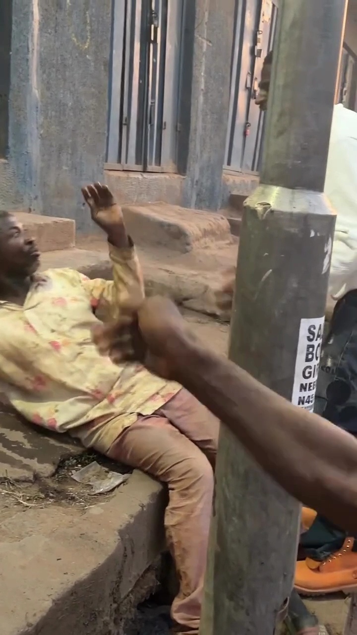 Man caught attempting to lure little girl hawking avocados with N1,000 so as to sle�p with her (video)