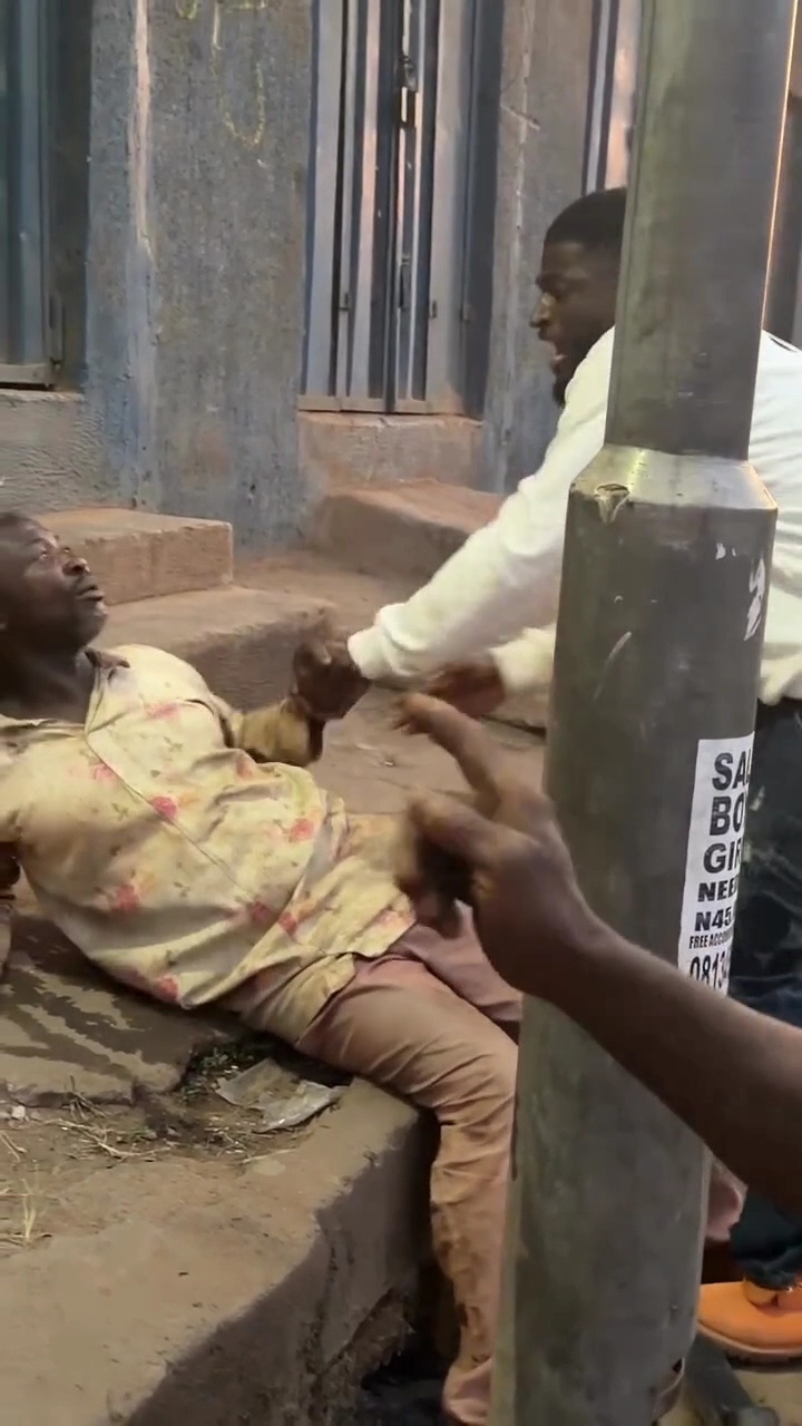 Man caught attempting to lure little girl hawking avocados with N1,000 so as to sle�p with her (video)