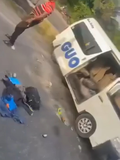 Gunmen reportedly k!ll GUO bus driver and abduct passengers along Benin-Ore road (video)