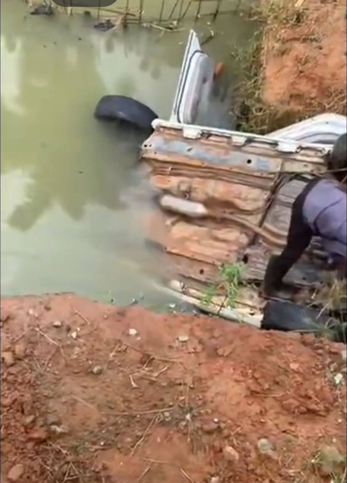 Two friends d!e as car plunges into ditch in Aba