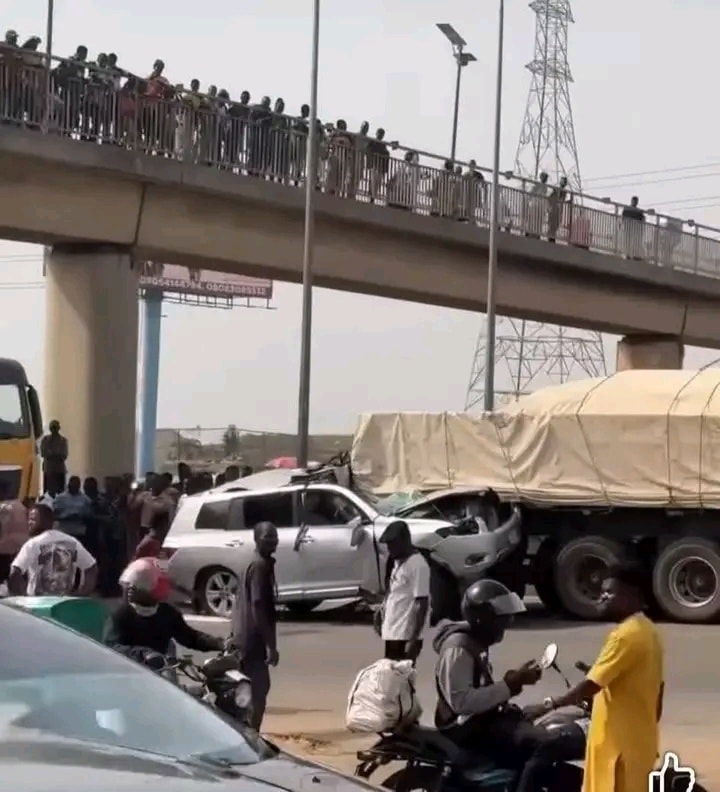Man d!es in Abuja car crash while rushing his sick father to hospital (video)