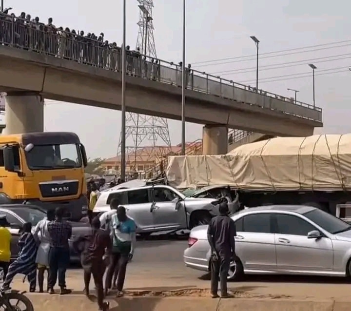 Man d!es in Abuja car crash while rushing his sick father to hospital (video)