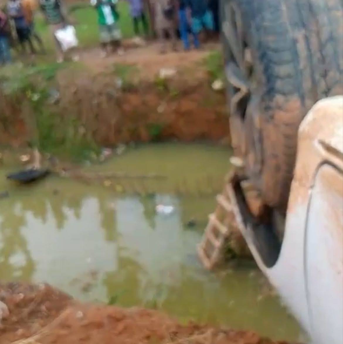 Two friends d!e as car plunges into ditch in Aba