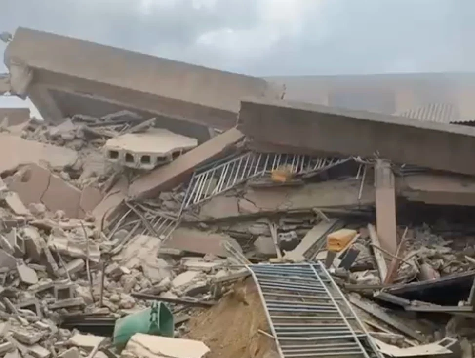 Students escape de@th as school building collapses in Lagos