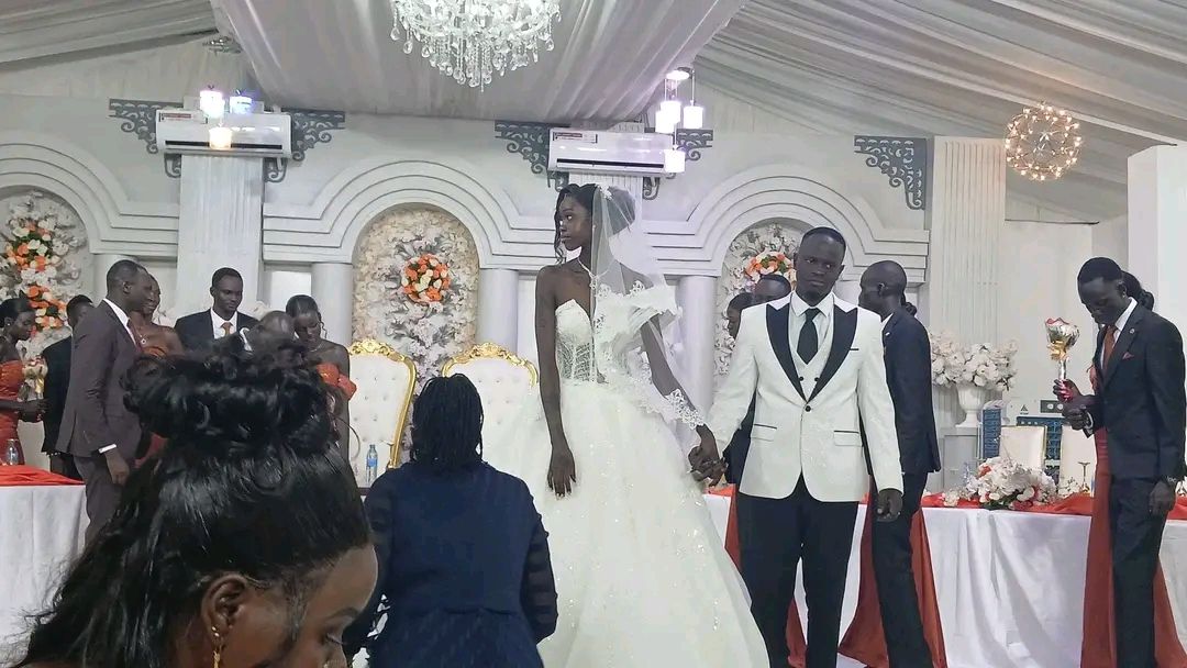 South Sudanese man weds bride after paying $77,000 dowry in cash, 297 cows and plots of land, defeating his competitor who offered $25,000, 158 cows (video)