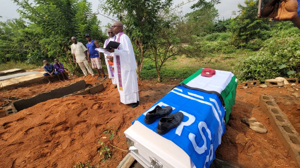 Alleged ritual k!lling: Slain FRSC officer and her daughter buried amid tears in Osun