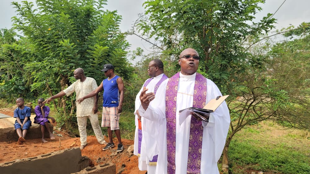 Alleged ritual k!lling: Slain FRSC officer and her daughter buried amid tears in Osun