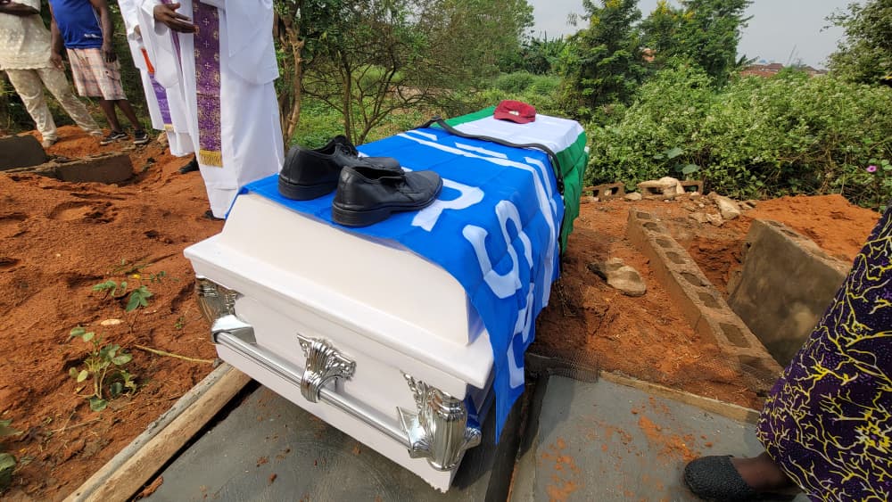 Alleged ritual k!lling: Slain FRSC officer and her daughter buried amid tears in Osun