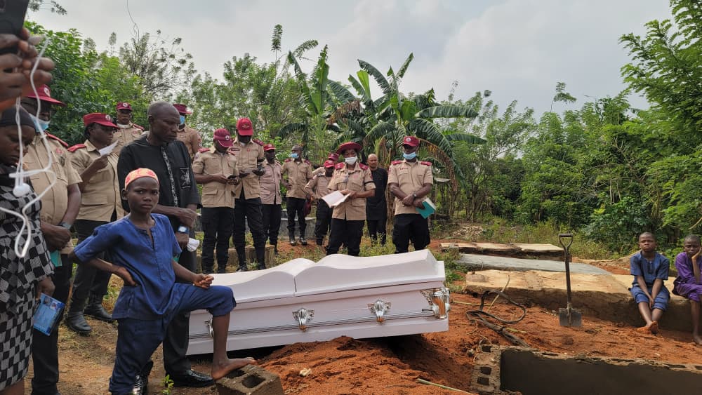 Alleged ritual k!lling: Slain FRSC officer and her daughter buried amid tears in Osun