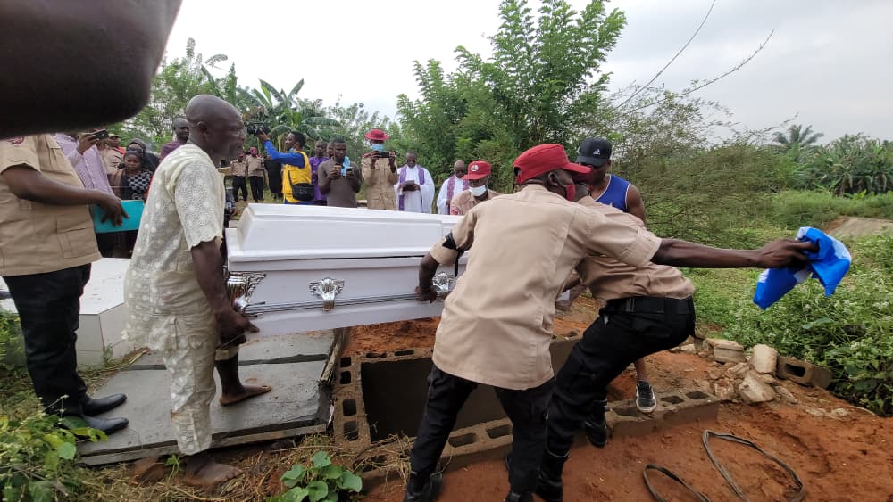 Alleged ritual k!lling: Slain FRSC officer and her daughter buried amid tears in Osun