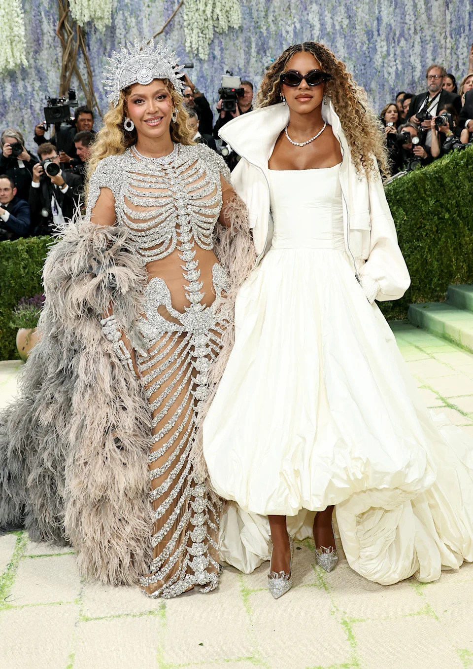 Beyonce looks breathtaking as she attends Met gala for first time in 10 years  (photos/video)