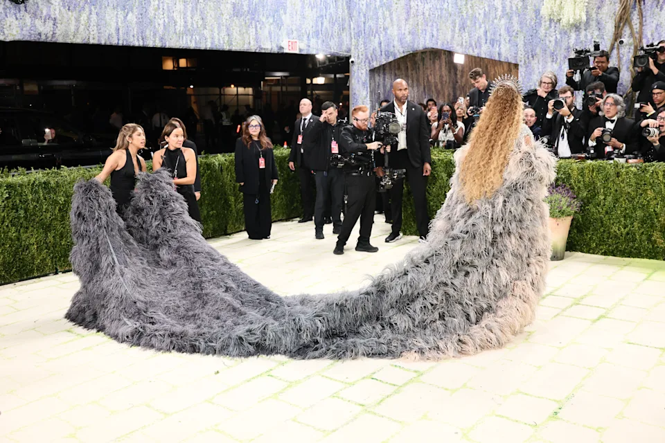 Beyonce looks breathtaking as she attends Met gala for first time in 10 years  (photos/video)