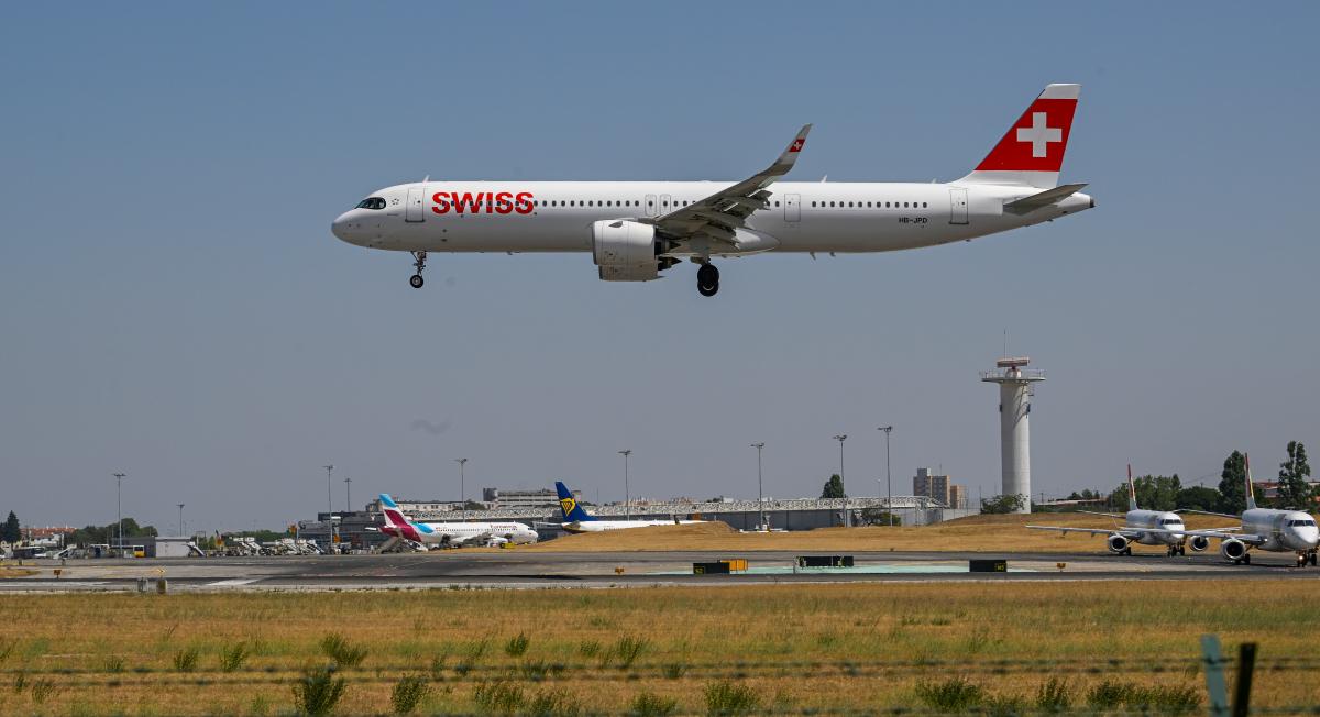 Man allegedly sÂ£xually abused sleeping woman on flight then leaves her creepy note