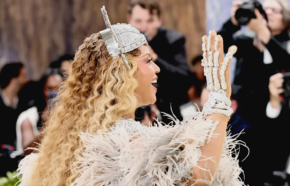 Beyonce looks breathtaking as she attends Met gala for first time in 10 years  (photos/video)