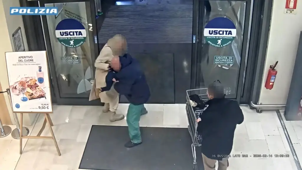 T3rrifying moment homeless man snatches toddler from mother in supermarket