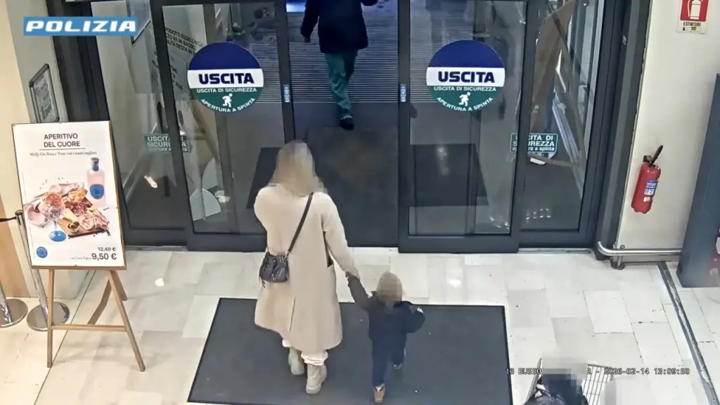 T3rrifying moment homeless man snatches toddler from mother in supermarket