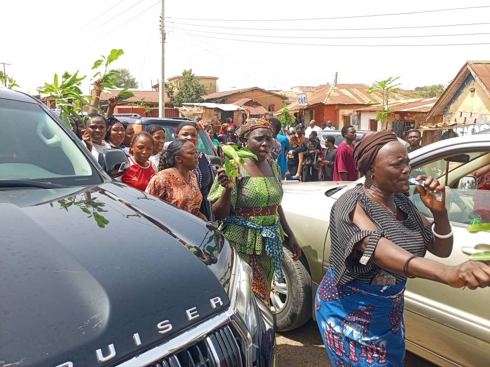 Women protest at ongoing funeral of victims of Palm Sunday terrorist attack in Jos (photos)